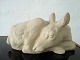 Ubekendt 
kunstner (20 
årh):
Skulptur i 
form af sovende 
rådyr.
Ecru glasur.
Sign.: Nic ...