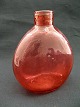 Lommelærke af 
rødt glas fra 
1800-tallet 
højde 12,5 cm