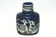 Royale 
Copenhagen Baca 
vase i blå 
fajance med 
motiv af to 
fugle.
Formgiver Nils 
...
