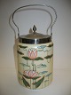 Bisquet 
spand/kiksespand 
fra ca. 
1880-1900. 
Fremstillet i 
mundblæst 
opaline glas 
med håndmalet 
...