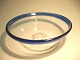 Mælke skål i 
mundblæst glas 
med omlagt blå 
kant 
fremstillet ca. 
1900. Højde 5 
cm og diameter 
15 ...