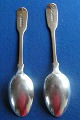 Pair of children's spoons in English sterling silver. L approx. 14cm & approx. 15cm.