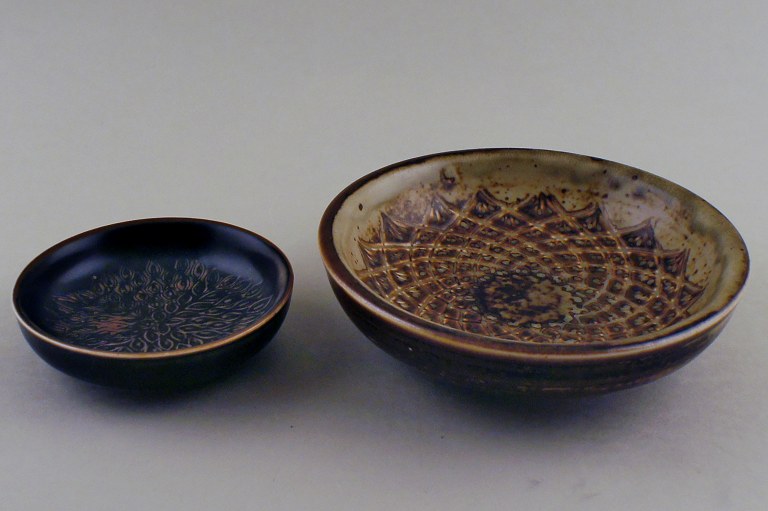 2 Royal Copenhagen dishes in ceramics by Gerd Bøgelund.