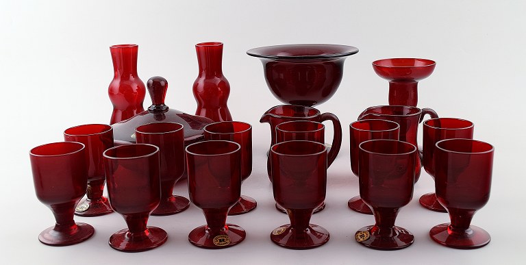 Samling glas, vaser mm. i rødt glas, Josef Frank.
