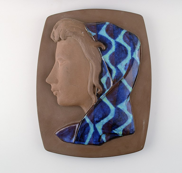 Johannes Hedegaard for Royal Copenhagen. 
Relief af keramik med kvinde i profil.