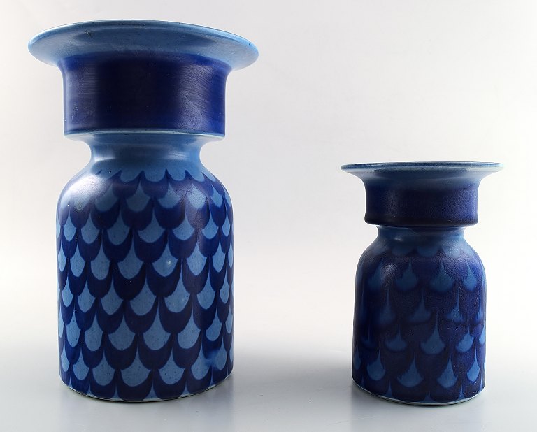 Margareta Hennix (født 1941) for Gustavsberg.
2 moderne keramikvaser