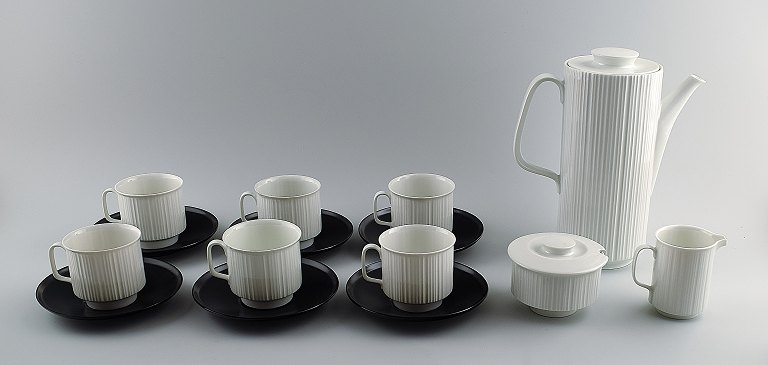 Tapio Wirkkala for Rosenthal Studio-line Porcelaine noire, 6 person coffee 
service in black and white porcelain, modern design, fluted. Designed in 1962.