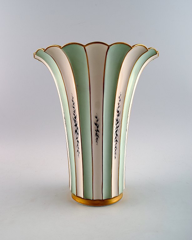 Royal Copenhagen krakkeleret/krakelé trompetformet vase, håndmalet med blomster.