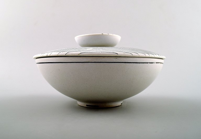 Stig Lindberg (1916-1982), Gustavsberg "Filigran" keramik skål med låg.