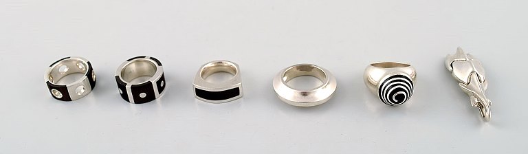 Samling smykker af sterlingsølv, de fleste med monteringer af ibenholt, 
bestående af 5 ringe og et vedhæng.