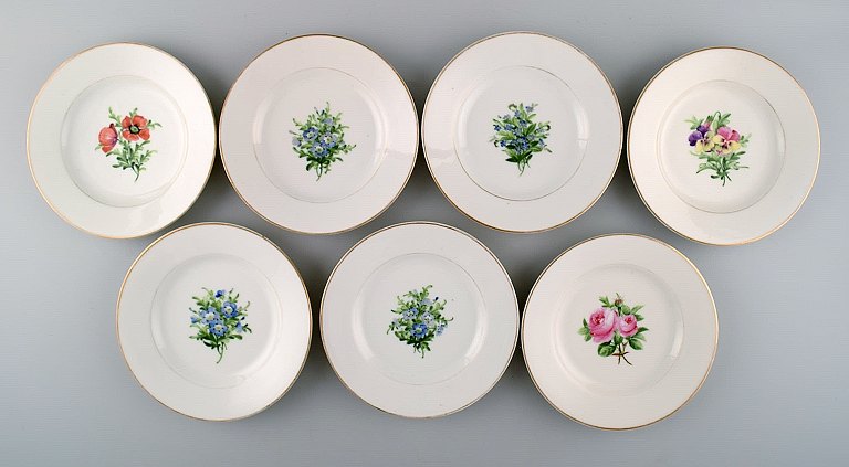 7 antikke Royal Copenhagen tallerkener i flora danica stil.
