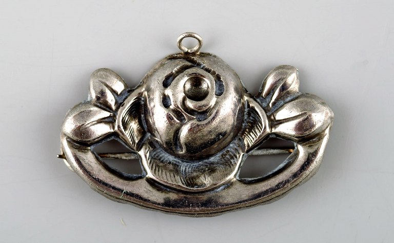 Danish Art Nouveau brooch in silver. 
Early 1900s.