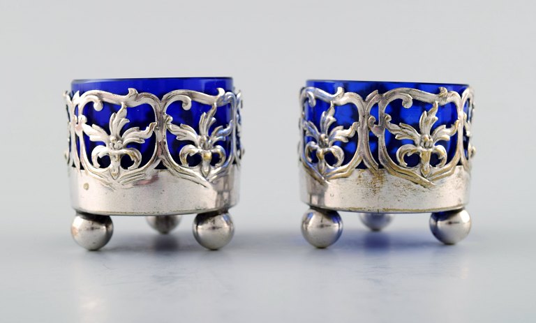 A pair of English salt cellar with glass inserts in blue of English silver 
plate.