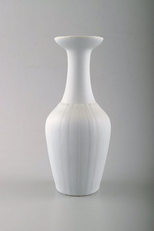 Wilhelm Kåge, Gustavsberg, keramikvase i hvid glasur.
