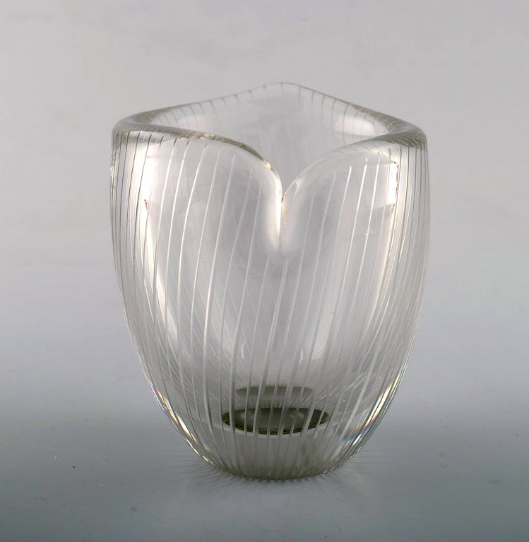 Tapio Wirkkala for Iittala. 
Klar kunstglas vase med indgraveret dekoration i form af striber.