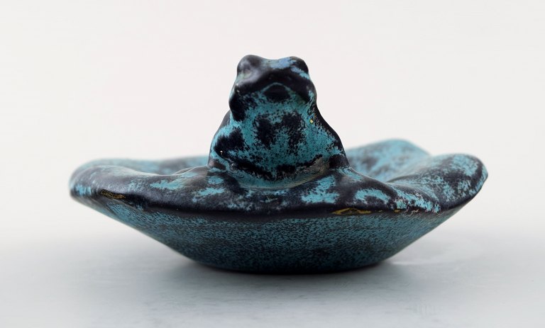Rare Unique Kähler bowl with frog decorated with greenish glaze.
