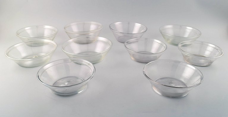 10 Svensk kunstglas, mundblæste ymerskåle af klart glas.

