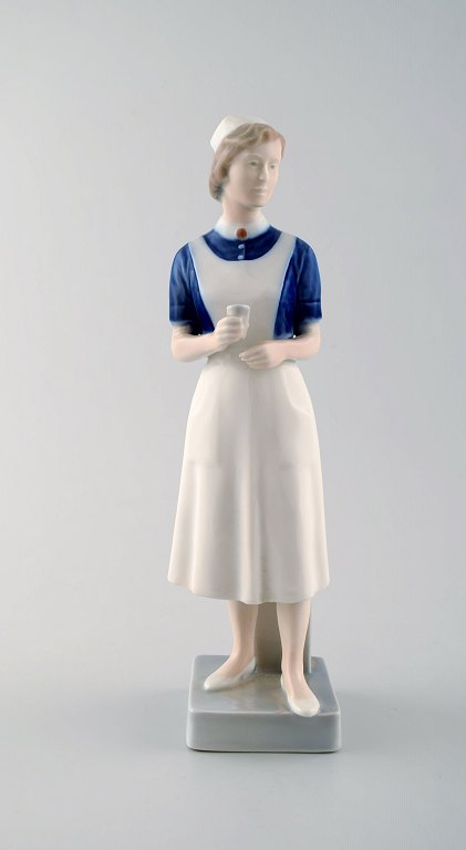 Figur Nummer 4507 sygeplejerske fra Royal Copenhagen.
