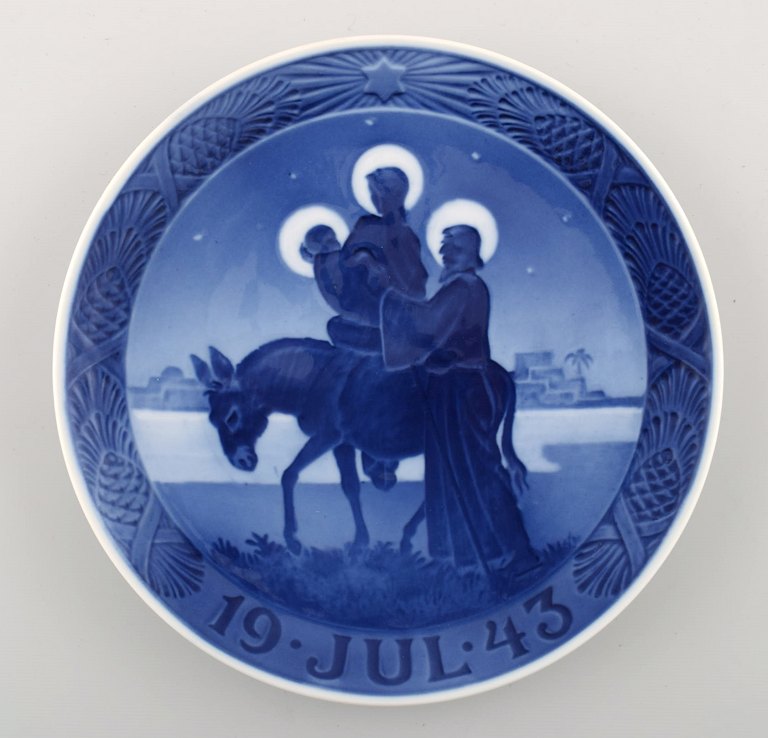 Royal Copenhagen, Christmas plate from 1943.
