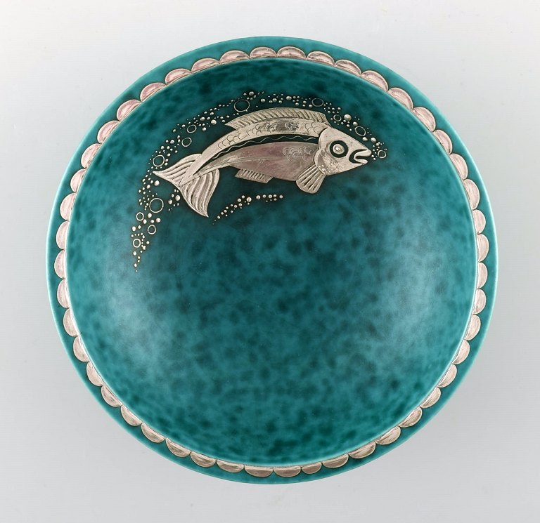 Wilhelm Kåge, Gustavsberg, Argenta Art deco skål dekoreret med fisk.