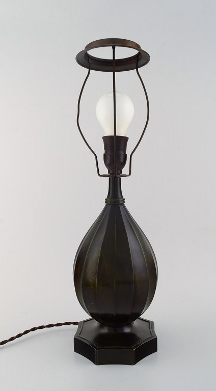Just Andersen (1884-1943). Bordlampe af patineret diskometal.
