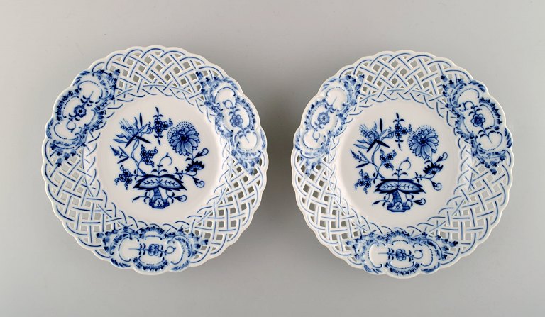 Et par Meissen løgmønstrede gennembrudte tallerkener, 1900-tallet. 
