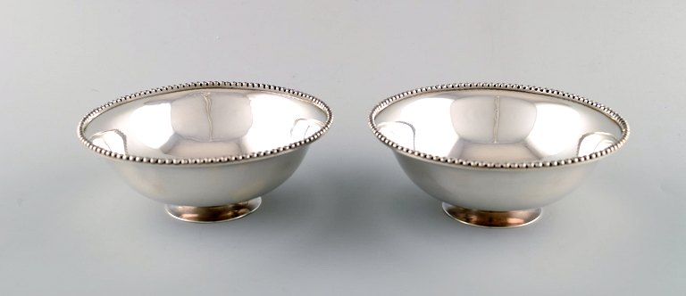 Suzuyo. A pair of Japanese silver bowls with beaded border. Sterling silver.
