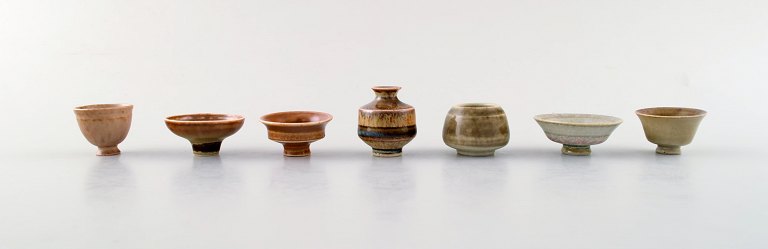 Samling Höganäs m. fl. miniature vaser, i alt 7 stk.
Signeret, JA (John Andersson) m.fl.