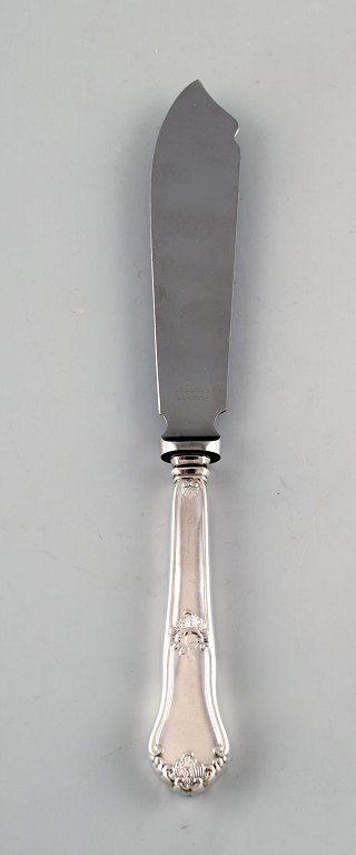 Dansk sølvsmed. Rosenholm lagkagekniv i tretårnet sølv. 1950.

