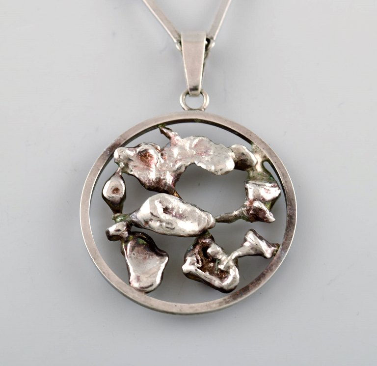 Ekenäs gold Nandor Kocsan, Hungarian-Swedish silversmith. Modernist silver 
necklace with organic pendant. 1972.
