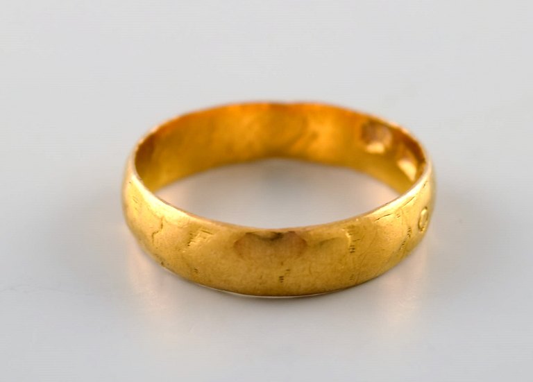 Swedish goldsmith. Ring in classic style. 22 carat gold. 20th century.
