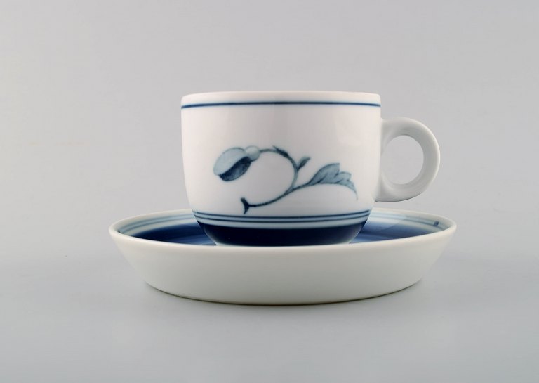 B&G, Bing & Grøndahl. Korinth kaffekop i håndmalet porcelæn med underkop. 
Modelnummer: 305.