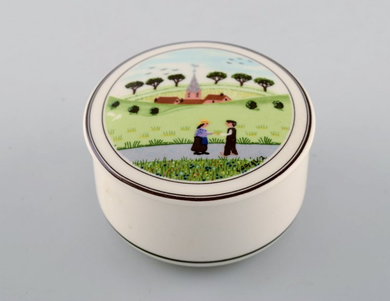 Villeroy & Boch Naif lågdåse i porcelæn dekoreret med naivistisk landsbymotiv.