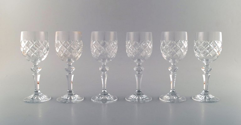 A set of 6 red wine glasses in crystal. Elegant and classic design in high 
quality. Faceted stem.