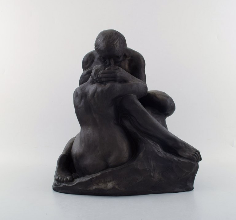 Carla M. Christiansen for L. Hjorth, Bornholm. Stor terracotta skulptur af 
kyssende par. Dateret 1919.