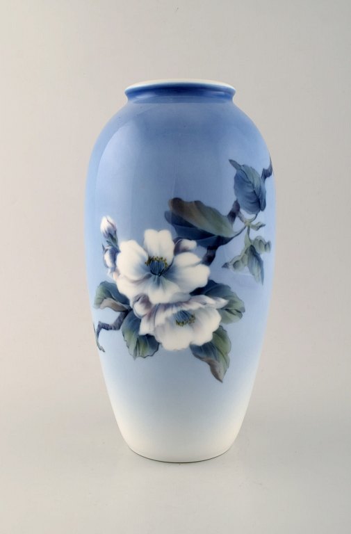 Royal Copenhagen vase med blomstermotiv. Dateret 1962.
