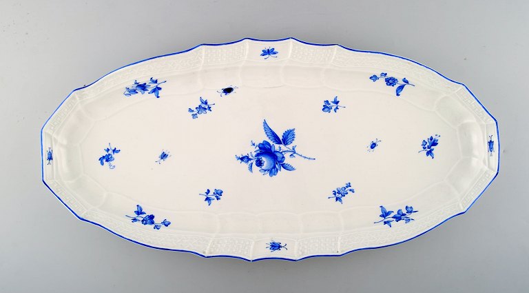 Meissen stort fiskefad i porcelæn. Håndmalet med blå roser og biller. Ca. 1900.