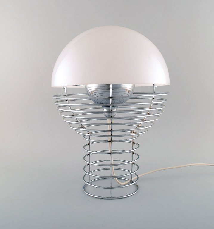 Verner Panton (1926-1998). Sjælden bordlampe - "Wire Lamp". Stel af forkromet 
stål med skærm af hvid plast. 1960/70