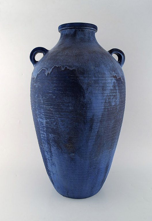 Hegnetslund Lervarefabrik, Denmark. Large floor vase in glazed ceramics. 
Beautiful deep blue running glaze. Greek amphora shape. 1950 / 60