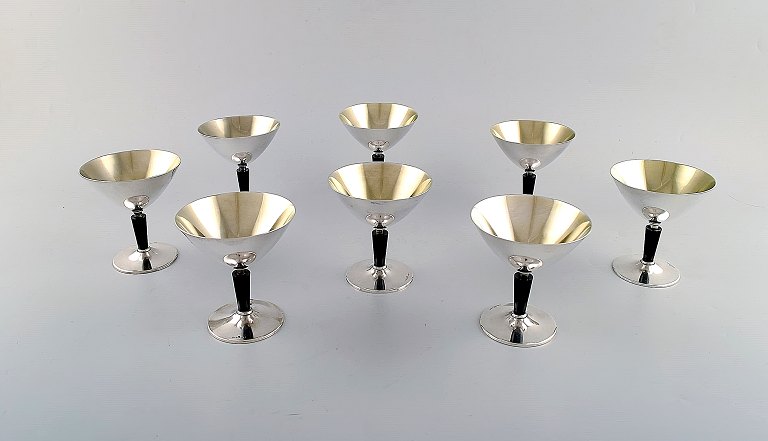 Folke Ahlström for GAB. Otte modernistiske cocktailglas i nysølv med indvendig 
forgyldning. 1950