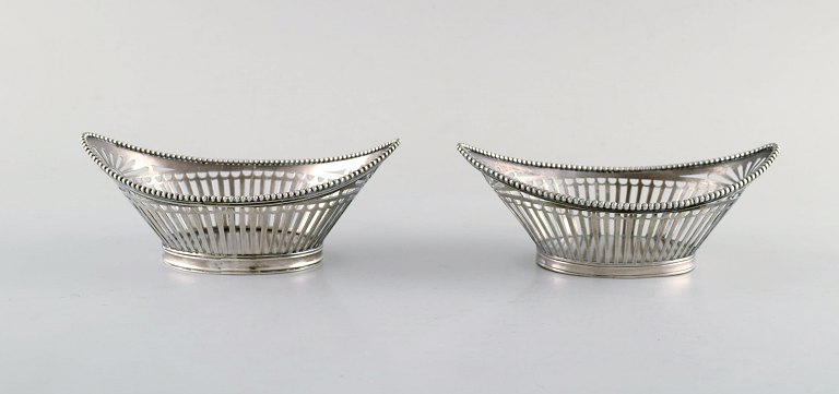European silversmith. A pair of silver bowls with reticulated decoration. Ca. 
1900.