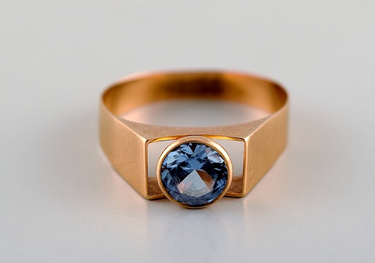Rahlens Goldsmith, Sweden. Modernist 18 carat gold ring adorned with semi 
precious stone. Mid 20th century.