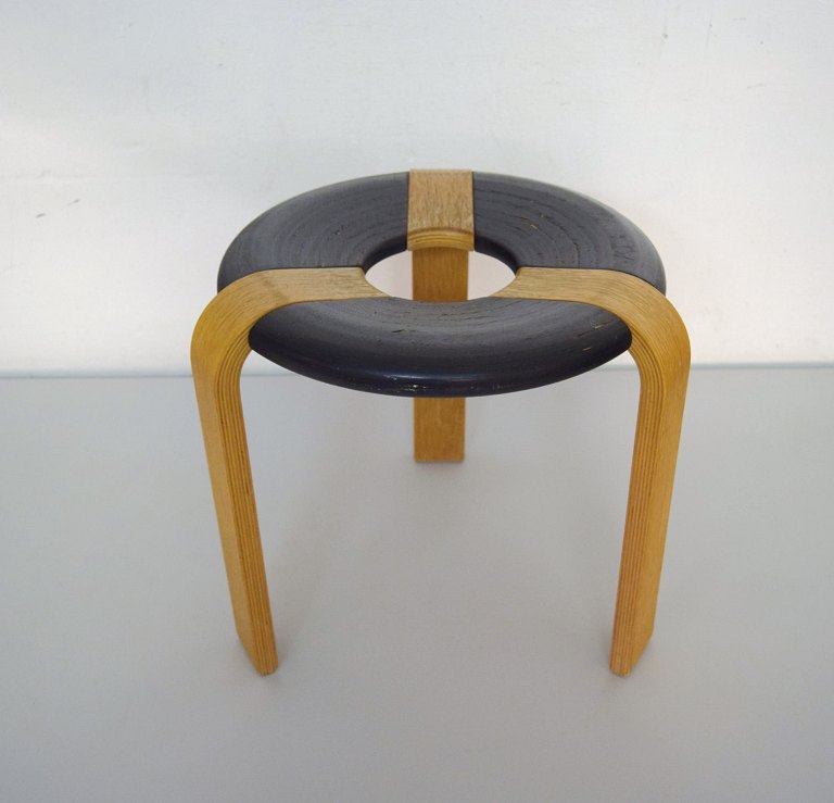 Magnus Olesen. Taburet modelnummer 4550. Fremstillet af formspændt egetræsfinér 
med sortlakeret sæde. Dateret 1970-75.