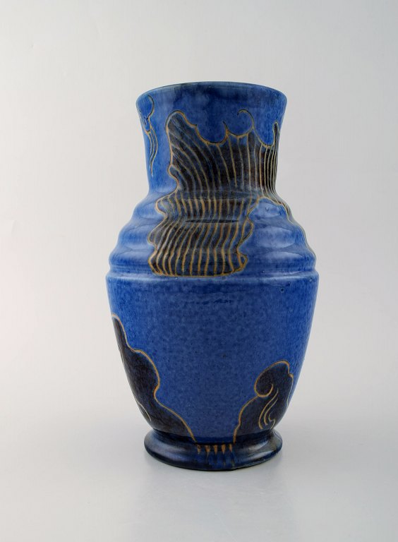 Møller & Bøgely. Skønvirke keramikvase i glaseret keramik. Smuk glasur i blå 
nuancer. Ca. 1920.