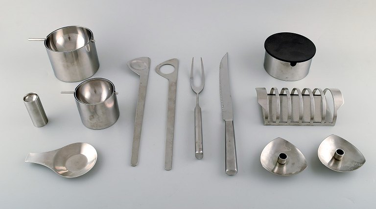 Arne Jacobsen for Stelton. "Cylinda Line" salad set, carving set, two ashtrays, 
two candle holders, sugar bowl, salt shaker and toast holder in stainless steel. 
1970