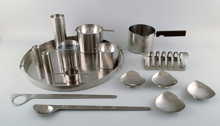 Arne Jacobsen for Stelton. "Cylinda Line" serving tray, three  ashtrays, toast 
holder, salad set, salt / pepper set, sugar castor, butter jug and four small 
dishes in stainless steel. 1970