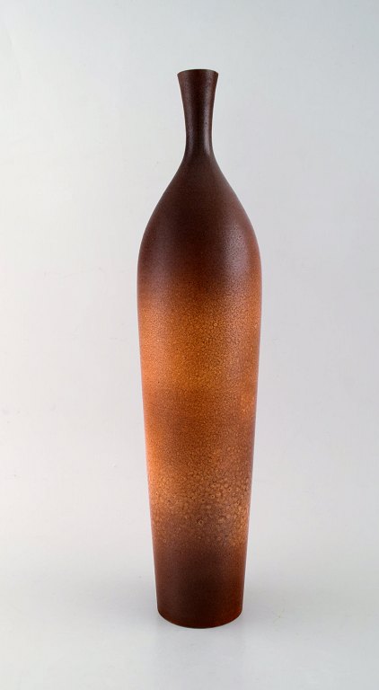 Suzanne Ramie (1905-1974) for Atelier Madoura. Large vase in glazed stoneware. 
Beautiful glaze in light brown tones and modern design. 1940