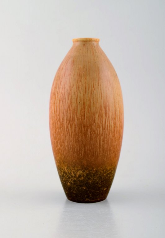 Carl Harry Stålhane for Rörstrand. Vase i glaseret keramik. Smuk glasur i 
lysebrune og røde nuancer. Midt 1900-tallet.