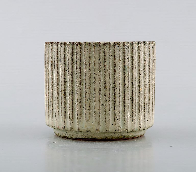 Arne Bang. Art deco kanneleret vase i glaseret keramik. Smuk glasur i sand 
nuancer. 1930