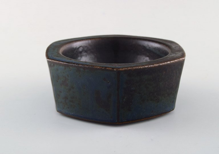 Lisa Engqvist (1914-1989) for Bing and Grondahl. Bowl in glazed ceramics. 
Beautiful glaze in blue and brown shades. 1960
